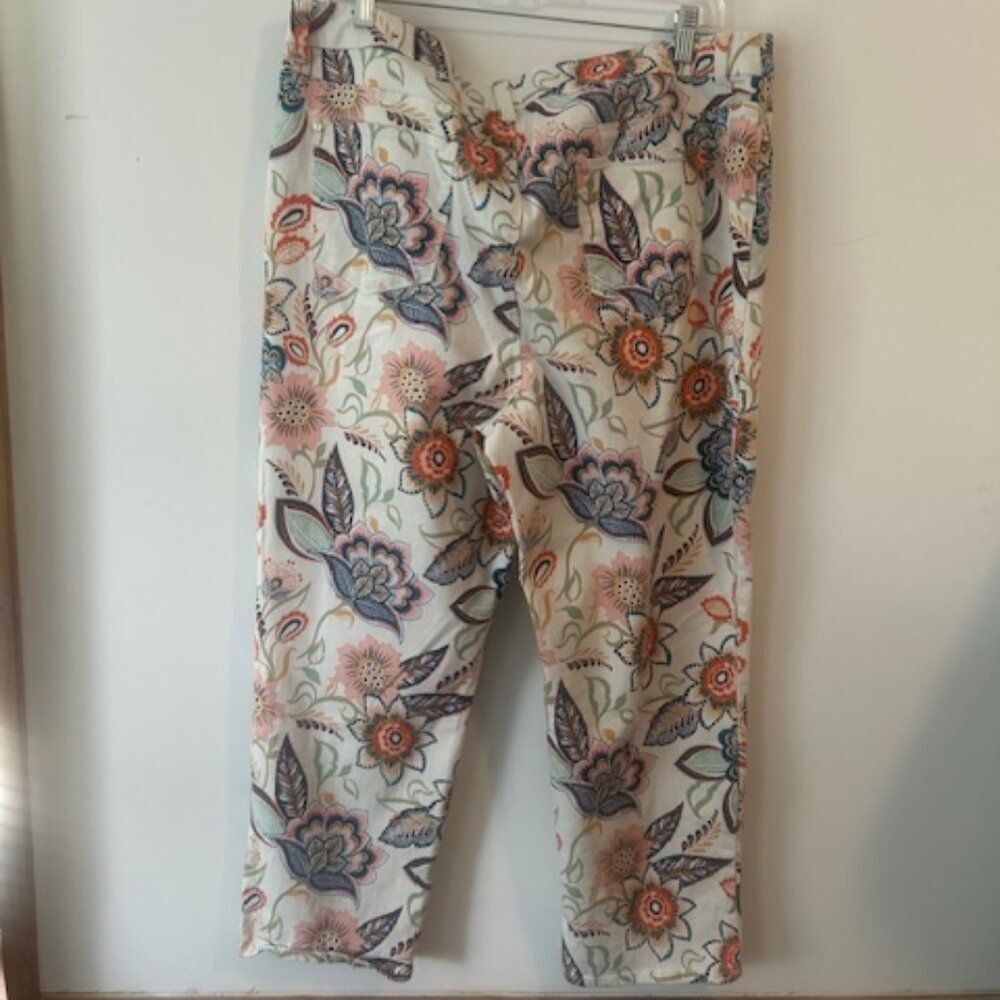 Chico's The So Slimming Girlfriend Floral 5 pocket crop, size 2.5/14 - Picture 3 of 5